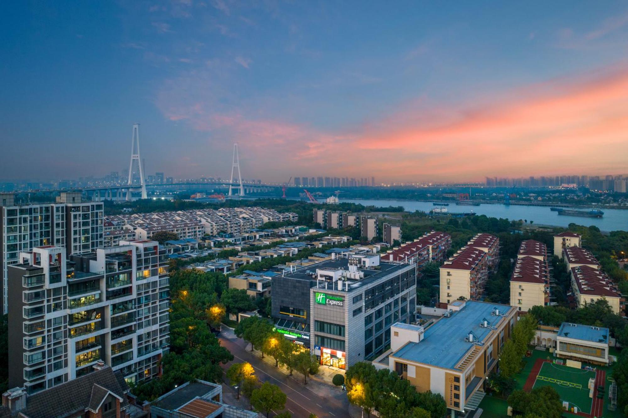 Holiday Inn Express Shanghai Xuhui Binjiang, An Ihg Hotel Buitenkant foto